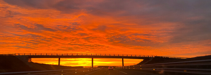 atardecer puesta de sol rojo panorámico sobre puente