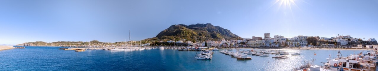 Skyline di Forio. Vista panoramica della costa dal porto. Paesaggio con monte, mare, spiaggia, il 