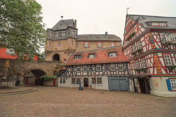 Romantische Idsteiner Altstadt; Marktplatz mit Kanzleitor und Löwenbrunnen