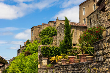 Façade à flanc de colline des maisons du village médiéval de Cordes-sur-Ciel