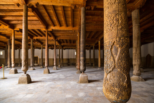 Hall with wooden columns in Juma Mosque