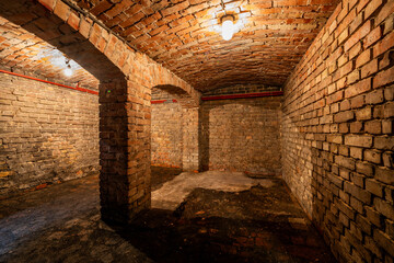 Piwnica- podziemie budynku - wnętrze piwnicy z cegły - budynek podpiwniczony 