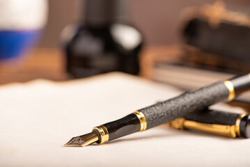 Naklejka premium Fountain pen, beautiful details of an old fountain pen, selective focus.