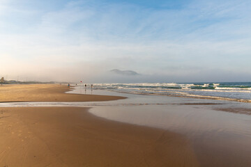 neblina marítima encobrindo a costa da praia do Santinho no pôr-do-sol da cidade de Florianópolis Santa Catarina Brasil