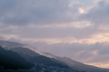 霧に包まれる、六甲山系。稜線から雲が湧き上がる