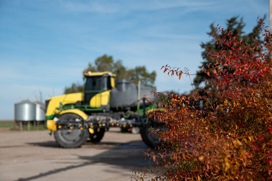 &Aacute;rbol de oto&ntilde;o con maquinaria tractor desenfocado bokeh