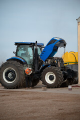 Limpieza de tractor en campo argentino