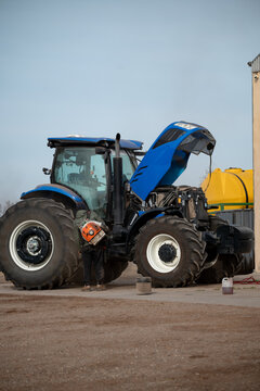 Limpieza de tractor en campo argentino