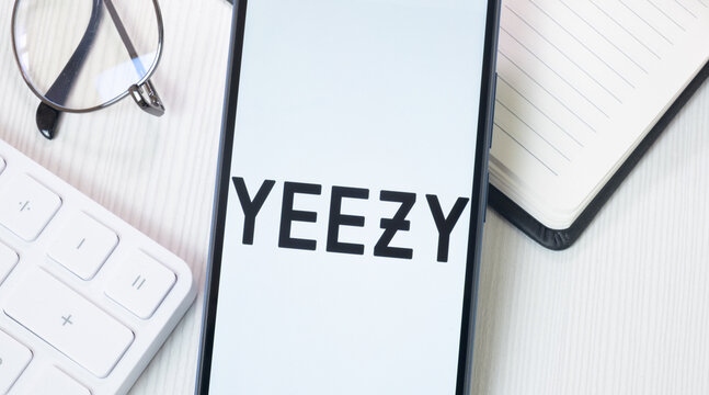 logo yeezy boost