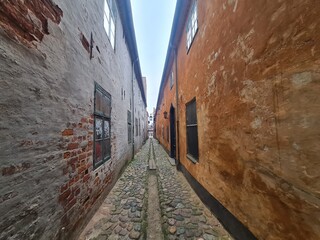 eine schmale und niedliche Gasse in Helsingør, Dänemark, Skandinavien, Europa