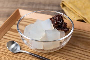 ガラスの器に寒天寄せと餡子