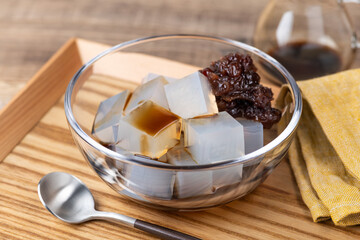 ガラスの器に黒蜜をかけた寒天ゼリー