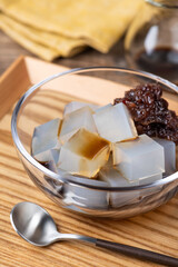 ガラスの器に黒蜜をかけた寒天ゼリー