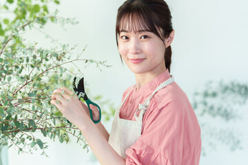 観葉植物を剪定する女性