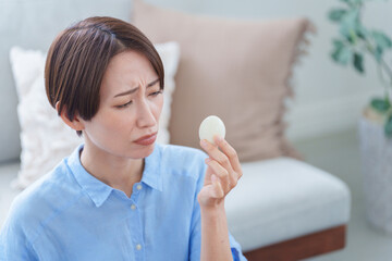 ゆで卵を食べる女性