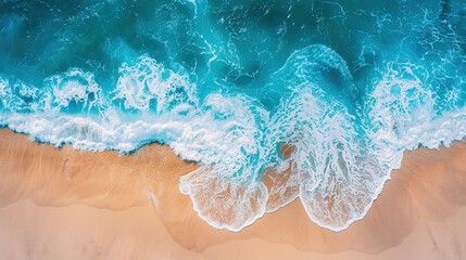 Obraz premium Aerial View of Ocean Waves Crashing on Sandy Beach
