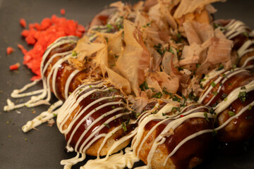 ソースとマヨネーズが掛かった一般的な日本のたこ焼き / Typical Japanese takoyaki with sauce and mayonnaise