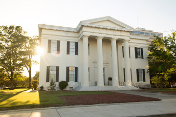 Obraz premium Afternoon view of the public historic City Hall building of downtown Jackson, Mississippi, USA.