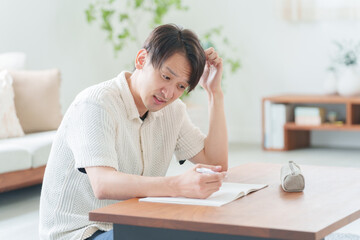 家で勉強する社会人男性
