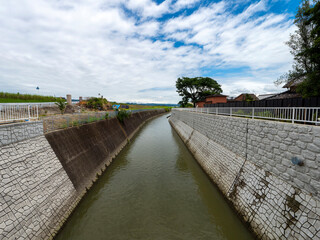 河川改修工事が進む川の風景