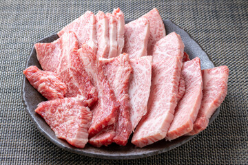 焼肉用牛肉盛り合わせ(ヒウチ・ロース・三角バラ)。
