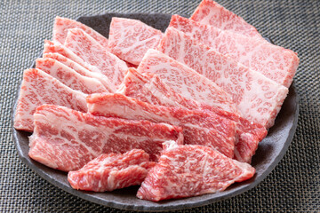 焼肉用牛肉盛り合わせ(ヒウチ・ロース・三角バラ)。
