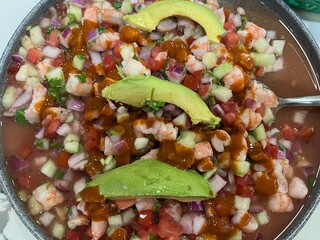 CEVICHE DE CAMARÓN CON AGUACATE 