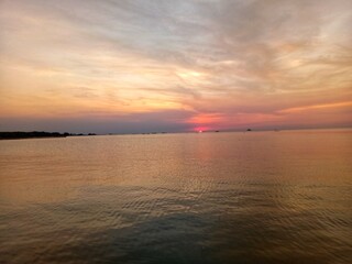 Naklejka premium Beach landscape is very beautiful in the afternoon when the sun sets. 