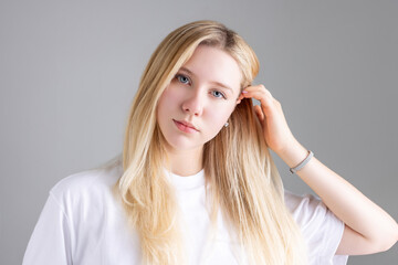 Fototapeta premium 金髪ロングヘアの外国人女性 blonde woman