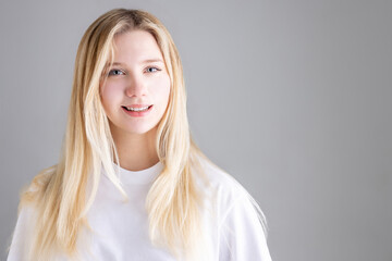 金髪ロングヘアの外国人女性　blonde woman