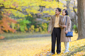 Fototapeta premium 紅葉狩するシニア夫婦