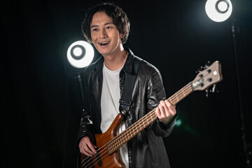 Obraz premium ベースを弾く男性