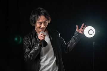 歌う男性・マイク