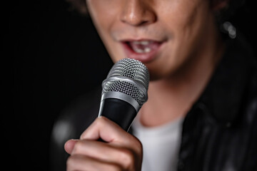 歌う男性・マイク