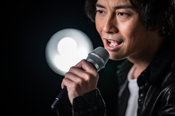 歌う男性・マイク