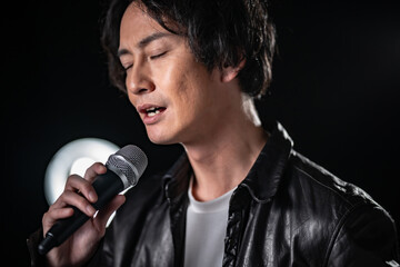歌う男性・マイク