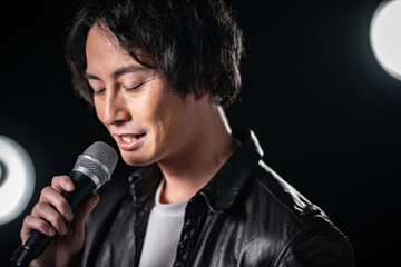 歌う男性・マイク