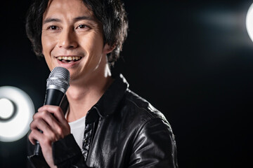 歌う男性・マイク