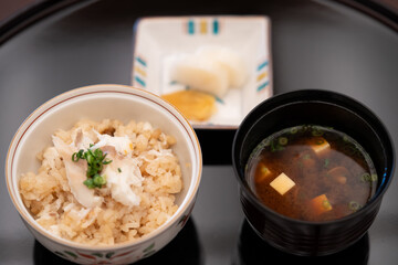 和食 花がすみの鯛飯と赤だしの味噌汁