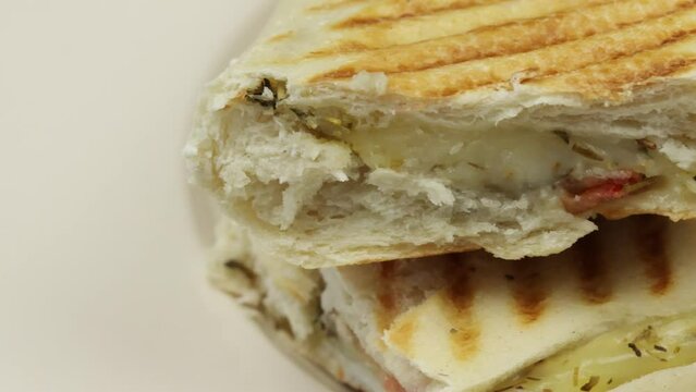 sandwich panini coup&eacute; en deux dans une assiette	
