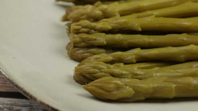 asperges vertes cuites &eacute;tal&eacute;es dans une assiette	