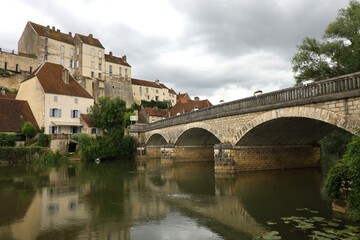 Fototapeta premium Vue d'ensemble du village le long de la rivière Ognon, village de Pesmes, département de Haute Saône, France