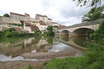 Vue d'ensemble du village le long de la rivière Ognon, village de Pesmes, département de Haute Saône, France