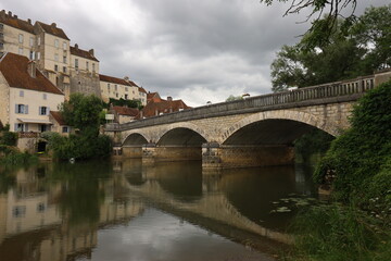 Vue d'ensemble du village le long de la rivière Ognon, village de Pesmes, département de Haute Saône, France