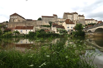 Vue d'ensemble du village le long de la rivière Ognon, village de Pesmes, département de Haute Saône, France