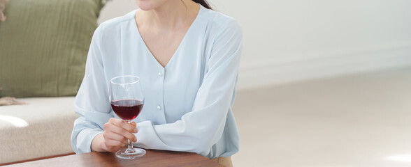 お酒を飲む女性