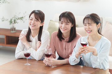 友達と女子会をする女性たち