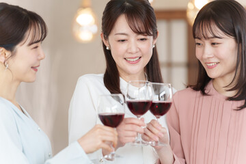 友達と女子会をする女性たち