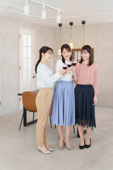 Obraz premium 友達と女子会をする女性たち