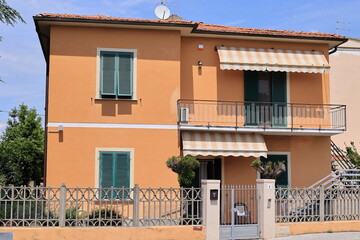 Blick in die Altstadt von Pisa in Italien	